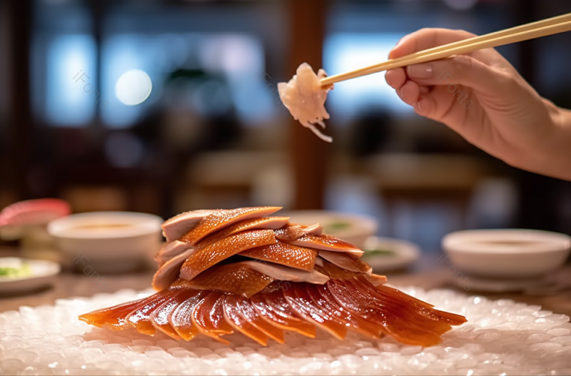 桌上北京菜的特写筷子夹烤鸭吃饭实拍,高清,摄影图,摄影图片,图片大全,摄影图免费下载